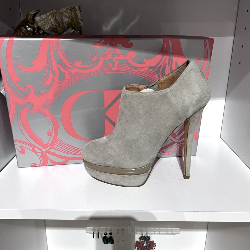Kelsi Dagger Odessa Suede Bootie in Mushroom size 6.5